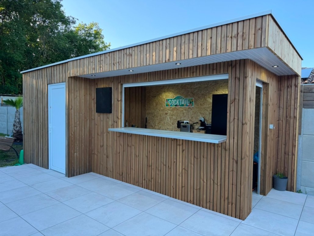 Construction sur-mesure d’un pool house avec bardage bois