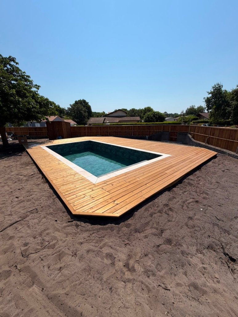 Création d’une terrasse bois sur-mesure autour d’une piscine